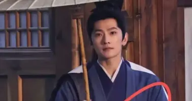 杨洋《不让江山》妆造争议炸锅！网友怒评“像穿戏服拍短视频”？