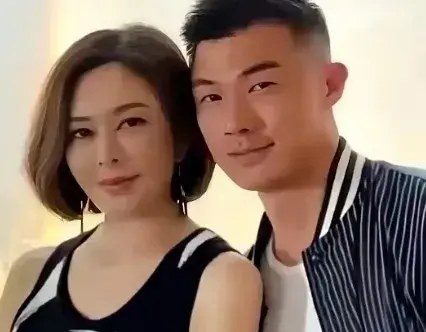 老牛吃嫩草！62岁的关之琳新恋情曝光，男友竟是小她35岁的模特