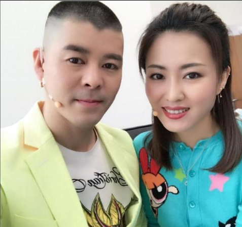 13对赵本山徒弟夫妻对比，文松老婆貌美如花，王小虎老婆撞脸周涛