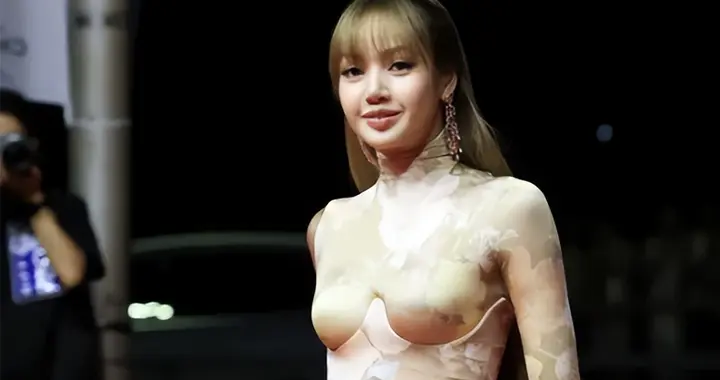 釜山电影节离谱红毯秀：韩星装嫩、偷穿，国内明星松弛亮眼