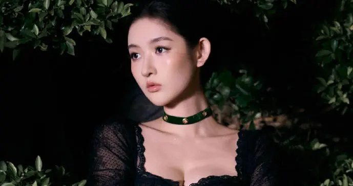 王玉雯绿化带夜拍，街头氛围超有感觉，梦幻又浪漫 ???。