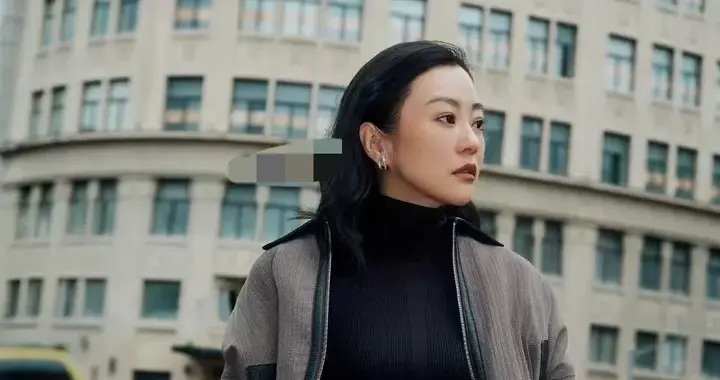 郝蕾换风格后气质大变！短夹克+打底衫+皮裙，时髦洋气又高级！