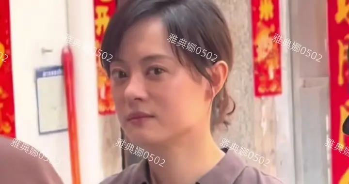 厦门偶遇孙俪拍戏本人皮肤白里透红脸小大眼睛，表情警惕眼神略凶