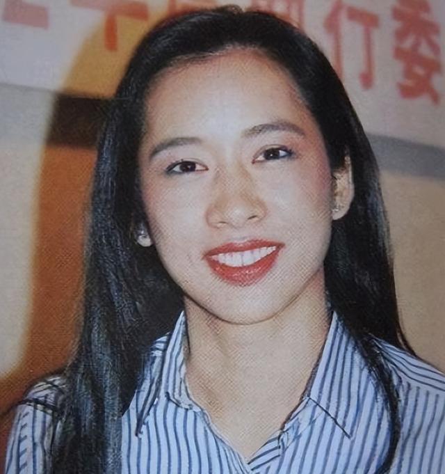 朱玲玲：抛弃霍震霆和3个儿子，50岁嫁给爱情的她再次净身出户？