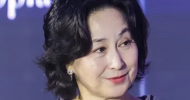 何超琼近况曝光，生图皮包骨大小眼明显，西装裤松垮还掉档超抢眼