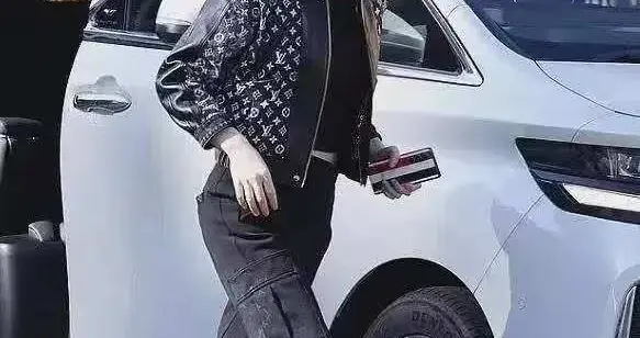 杨兰兰最新现身，一身名牌，面带笑容用餐，为何她仍能自由行动？