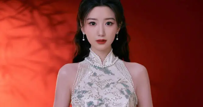 张小斐晒新造型冲上热搜榜！牛仔外套搭配工装裤，休闲随性显年轻