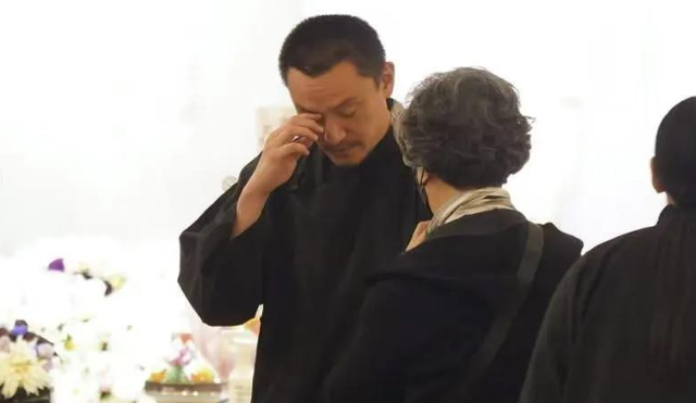演员张翰母亲举行告别仪式！病逝一个月，众星悼念，张震灵堂痛哭