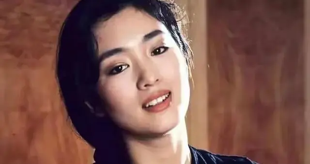 巩俐以一头银发惊艳亮相晚宴现场，素面朝天的她选择坦然对岁月痕