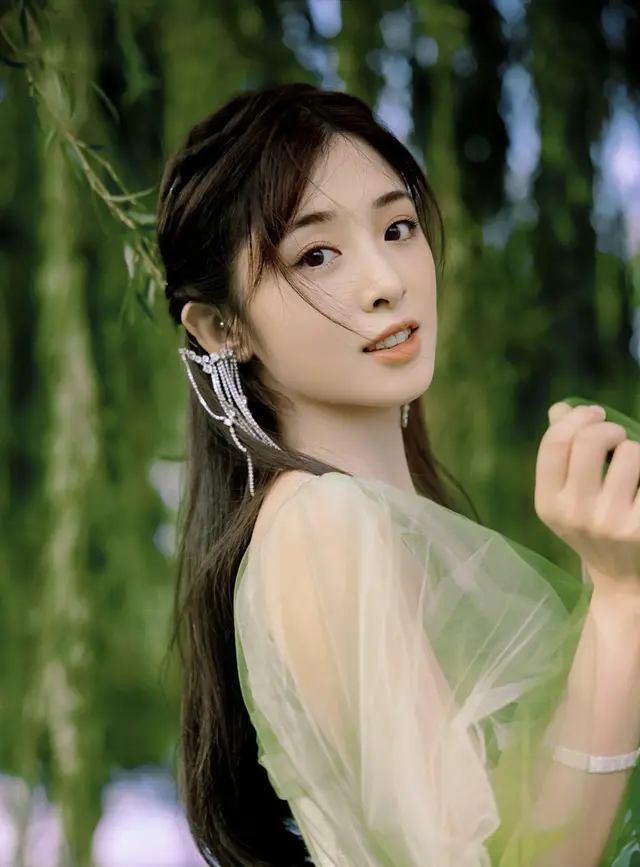 张含韵：从青涩少女到多面艺人的华丽蜕变，她的成长之路令人瞩目