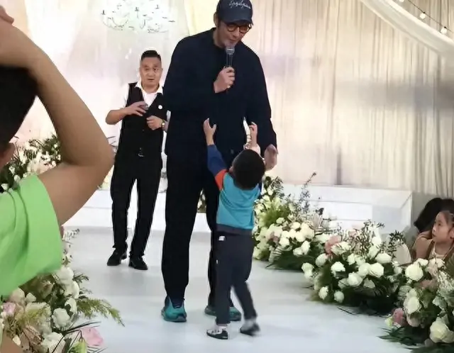 金世佳二胎儿子首曝光！参加婚礼活泼求抱抱，颜值爆表震惊网友