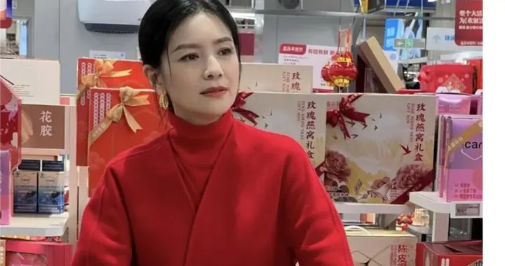 胡可穿红色毛呢大衣，逛超市，买年货，好喜庆，漂亮。