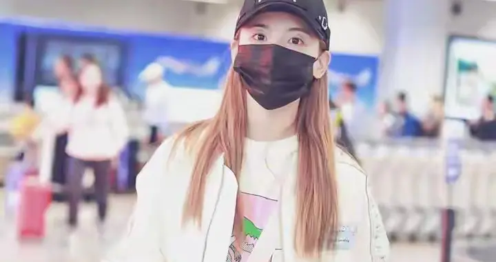 欧阳娜娜与杨超越，两种美感的碰撞与较量，谁更招人喜欢。