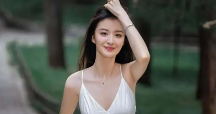 王楚然的白色穿搭美疯了，完全长在审美点上！ ???