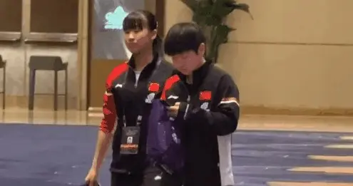 有人说小咪最近怎么总是手机不离手呢？就像热恋中的小姑娘一样！