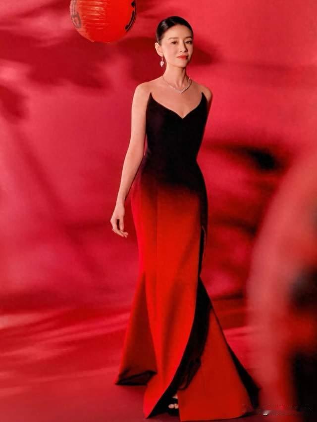 董洁新年大片红裙惊艳 抹胸开衩展曼妙风姿
