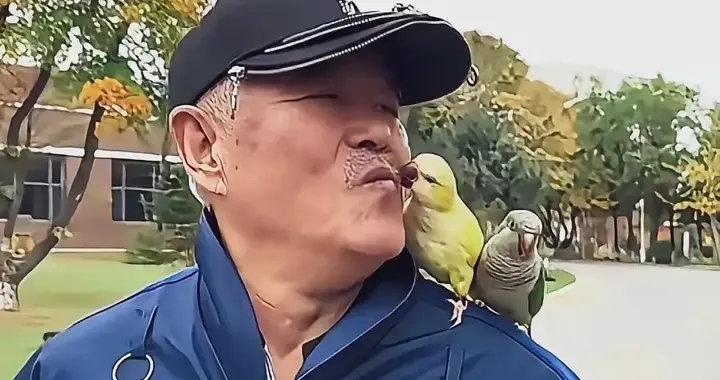 赵本山三亚遛鸟，头发花白，身材发福不少，玩的开心看得出心情好