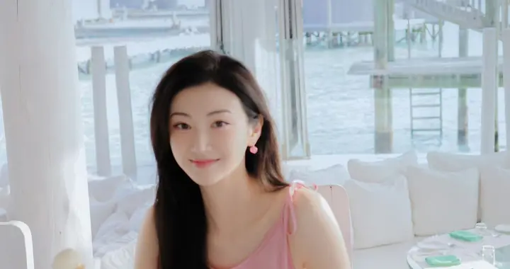 女星景甜海边写真，阳光正好，美人如画！