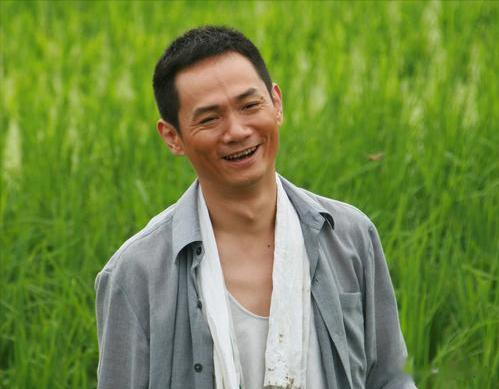 15年前，他在爱妻葬礼上哭到昏厥，发誓永不再娶，如今怎么样了