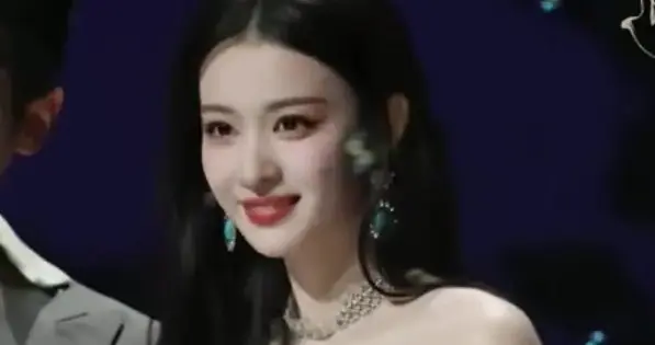 她身上的每一块脂肪都长得特别好看，太漂亮了，摇曳生姿如花似玉