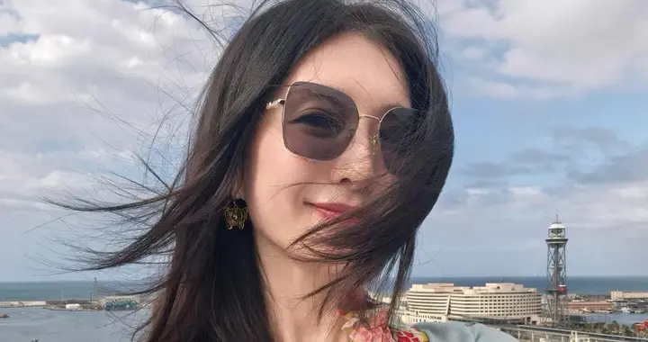 江疏影私服穿搭真时髦！针织开衫+印花背心+牛仔裤，减龄又高级！