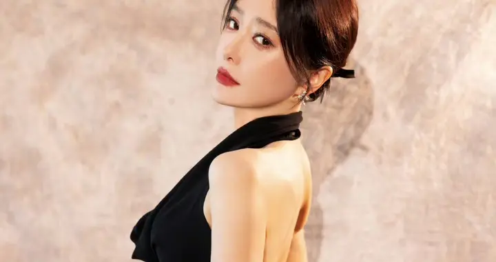 秦岚 一袭缎黑，立于灰调之境，沉静而优雅