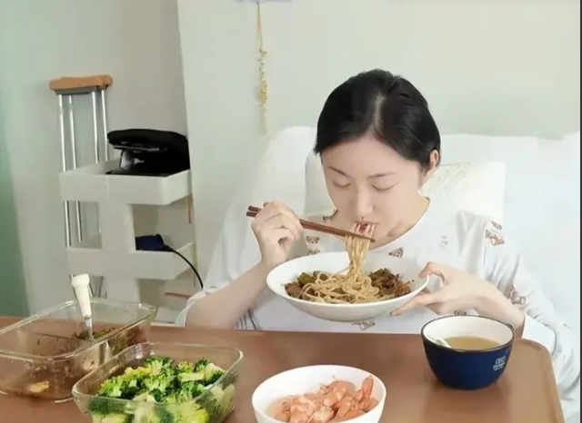 36岁景甜病房报平安，床头放一副拐杖：腿部手术前两天疼得睡不着