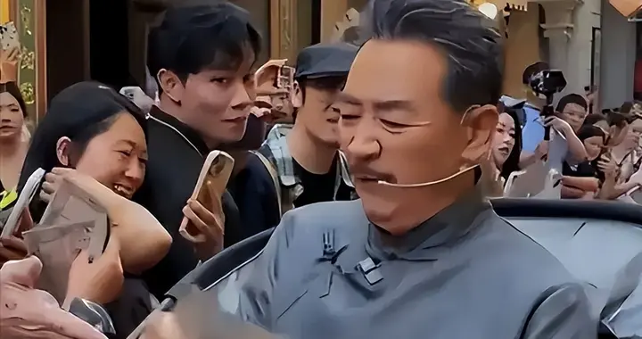 落地的凤凰不如鸡，明星沦落摆摊还债 穷到只剩100万，体面全丢了