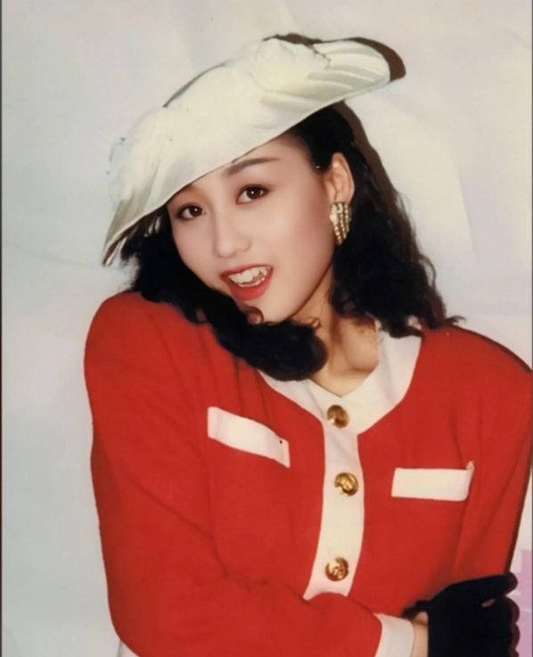 利智以泪洗面，被李连杰抛弃、住地下室10年的黄秋燕却成人生赢家