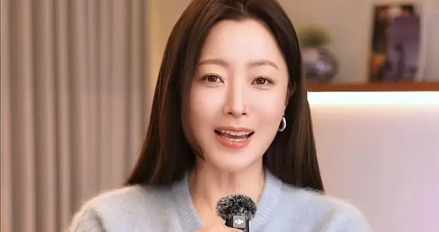 48岁金喜善居家穿搭：小开衫+半身裙，优雅高级，状态好得像28岁