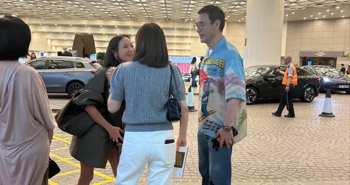 47岁孙芸芸做外婆后现身香港，穿短裤身材健美，偶遇钟镇涛心情好