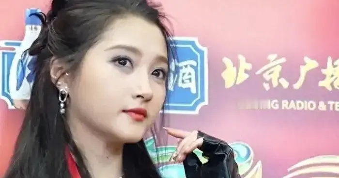 关晓彤生图一出，好多老粉默默划走：那张脸，真不是P图没来得及