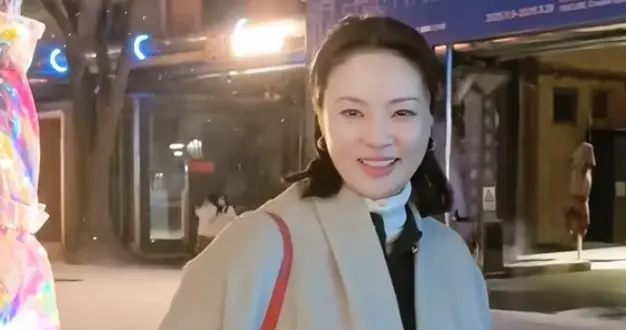 刘芳菲迎2026初雪，一袭宽松米白大衣，美成冬日画报