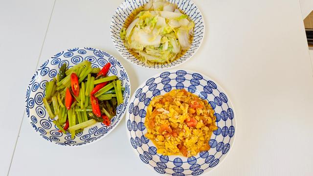 西红柿炒鸡蛋，加上两菜素菜，一家三口一餐全素