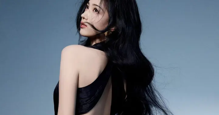 代露娃穿深V露背黑裙好霸气魅惑 换身白裙又和小公主一样