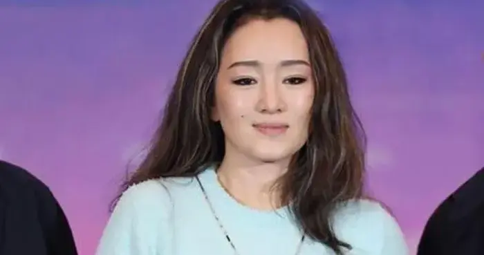 巩俐换风格后气质大变！穿蓝色毛衣+牛仔裤，减龄又时髦！