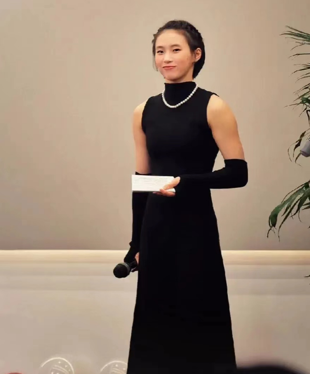 陈芋汐|多才多艺的陈芋汐，主持跨年晚会好漂亮的服饰