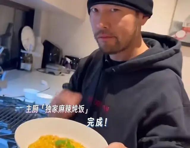昆凌夫妇穿情侣装买菜，周杰伦下厨做麻辣炖饭，二人共用灶台好甜