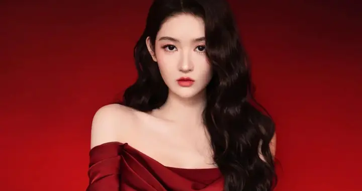 王玉雯红裙写真，美得浓烈又高级