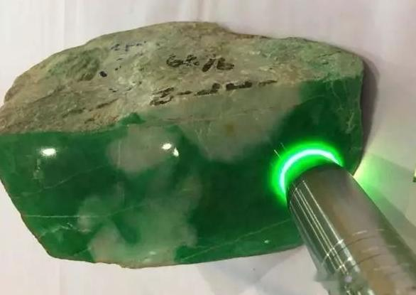 新人玩翡翠赌石最容易在这里被忽悠：要买就买表面裂小的？