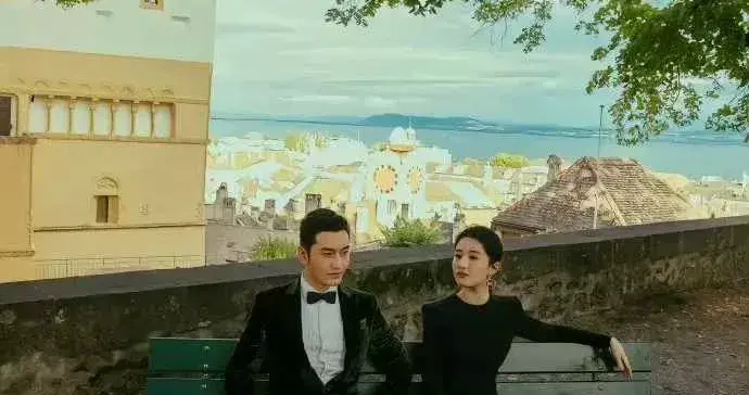 黄晓明和刘亦菲的合影刘亦菲显得更霸总