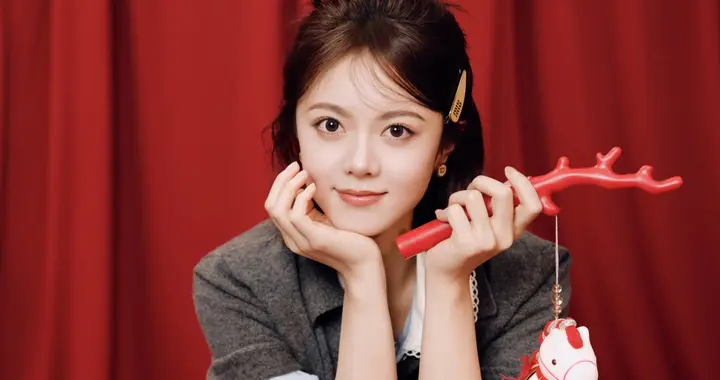 赵今麦马年祝福写真