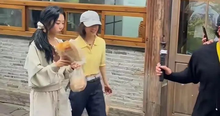 谭松韵张子枫乌镇录节目，一个甜妹吃遍小吃，一个捂脸遮眼太邋遢