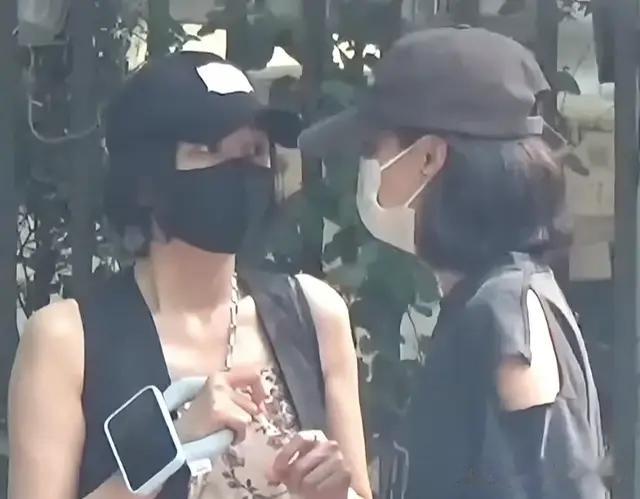 辛芷蕾秦岚挽手散步，秦岚小嘴叭叭讲个不停，两人离别时难舍难分