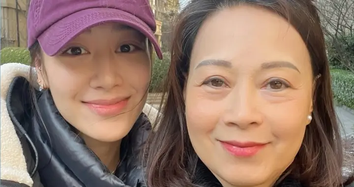 31岁港姐产后两周逛街，晒母女合照恢复迅速，称坐月子两周是极限