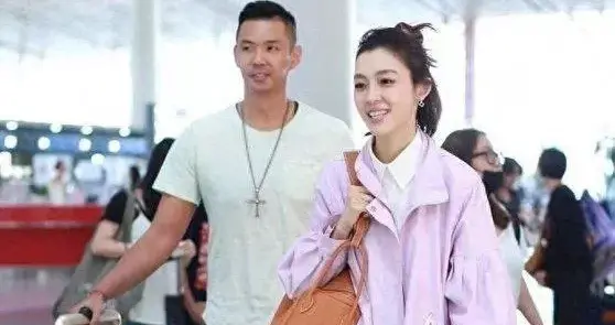 范玮琪这身看不懂：十万的包，也挡不住红秋裤的廉价感