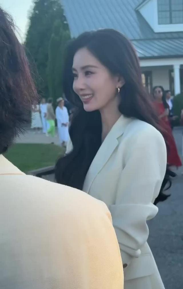 朱珠这次杀疯了，美得跟刘诗诗不相上下，韩国神颜郑秀晶沦为陪衬