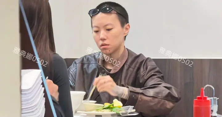 王菲的女儿窦靖童真有个性， 皮衣寸头的造型也能驾驭比男生还帅