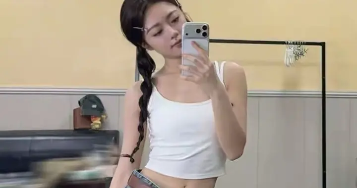 赵今麦运动背心露脐装