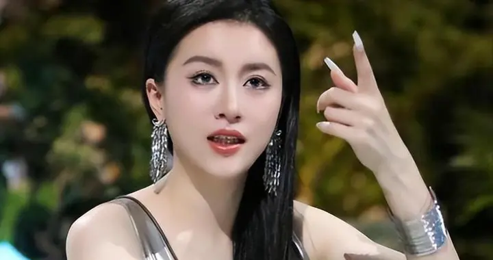 李嘉格官宣恋情不到一周，前夫车澈深夜破防，网友：早干嘛去了？